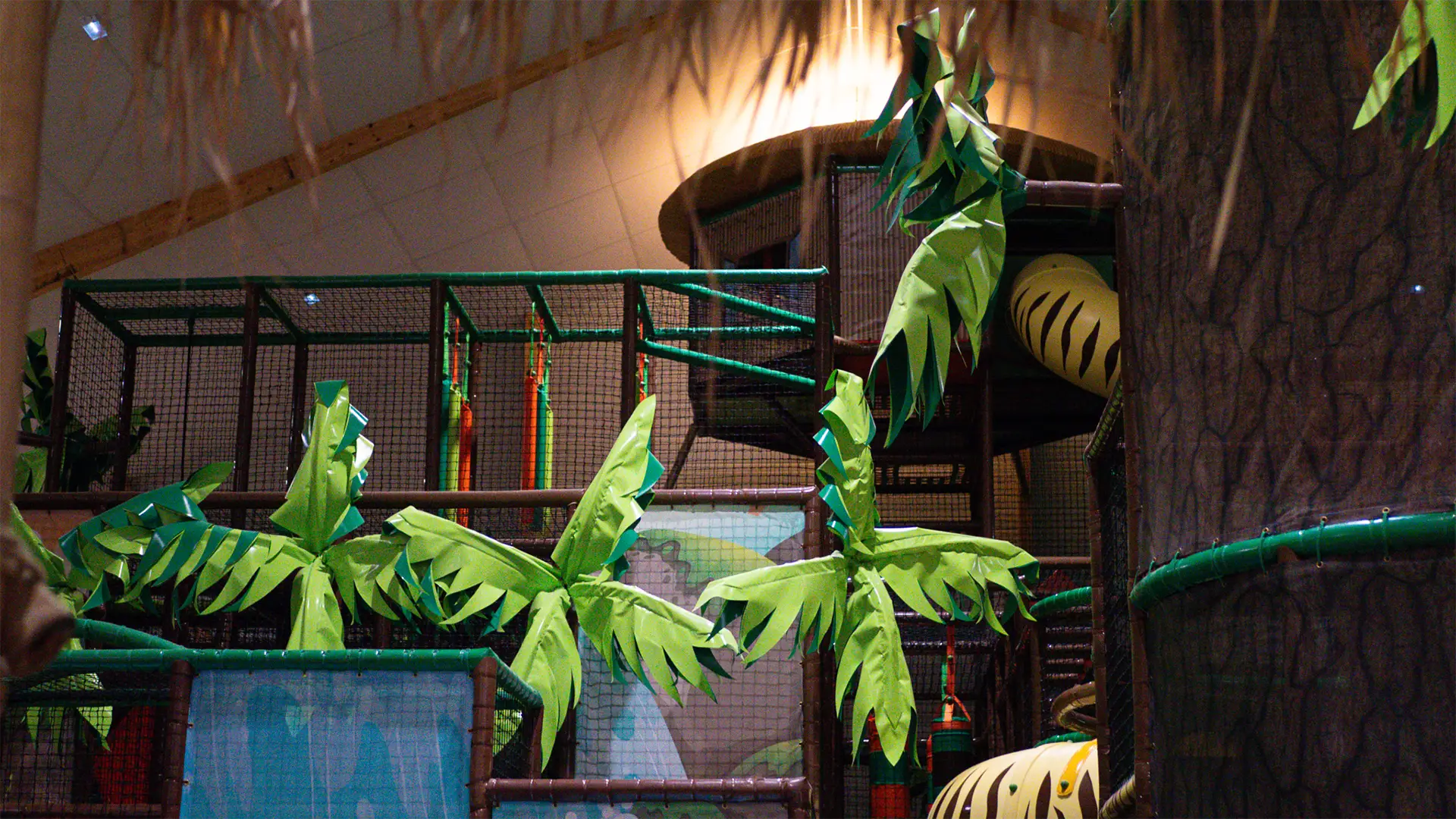 photo de la structure de jeu pinstallée dans le bâtiment où nous avons réalisé les travaux de CVC et plomberie