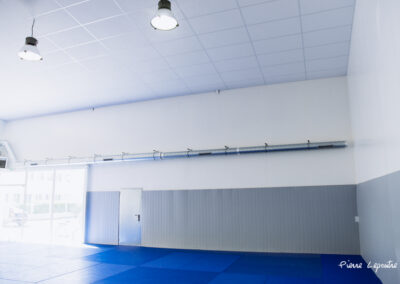 Description concise pour l'accessibilité : Vue intérieure d'une salle de sport rénovée à Saint-Grégoire.