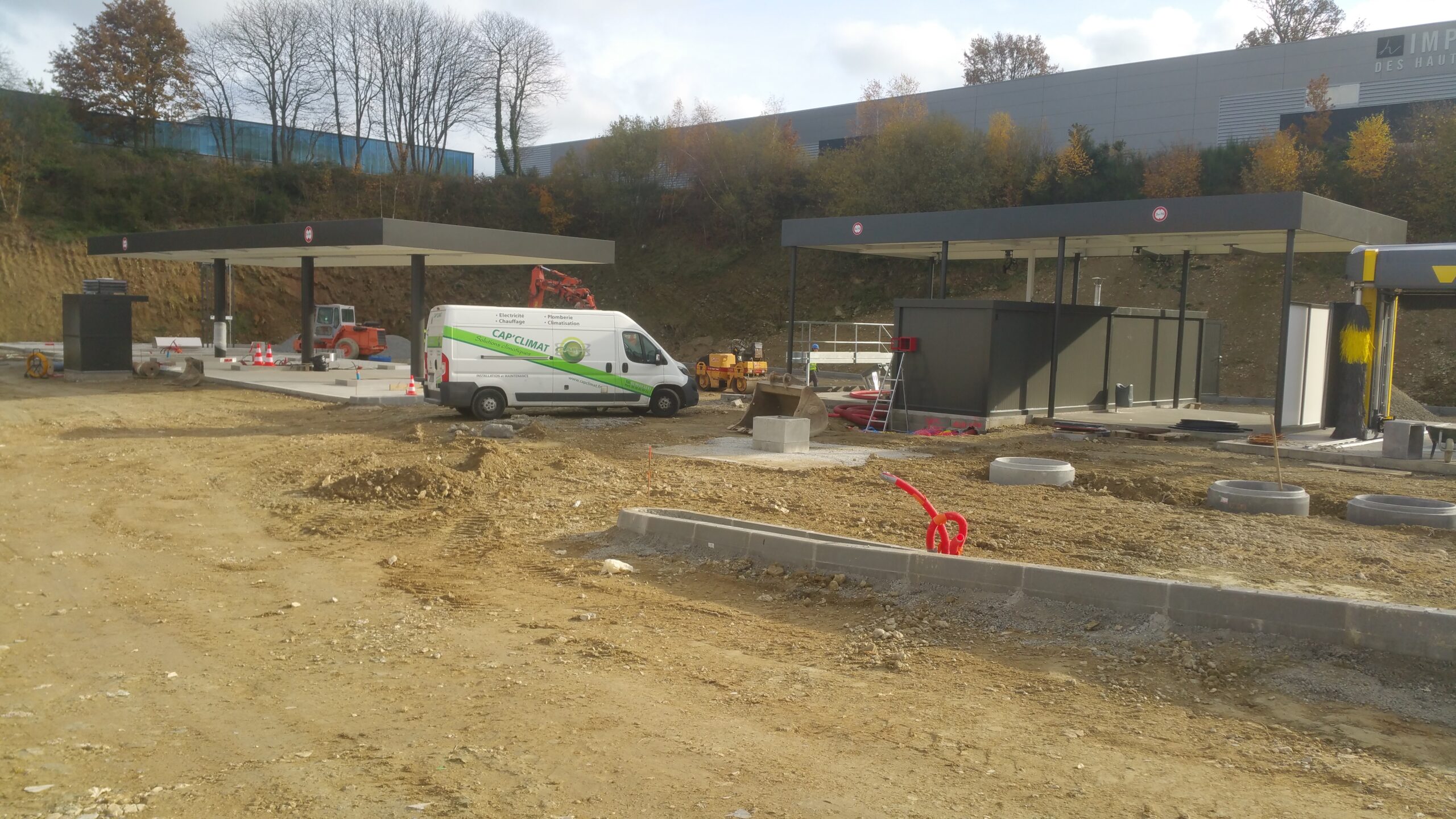 Vue générale du chantier de construction d'une station-service à Châteaubourg.
