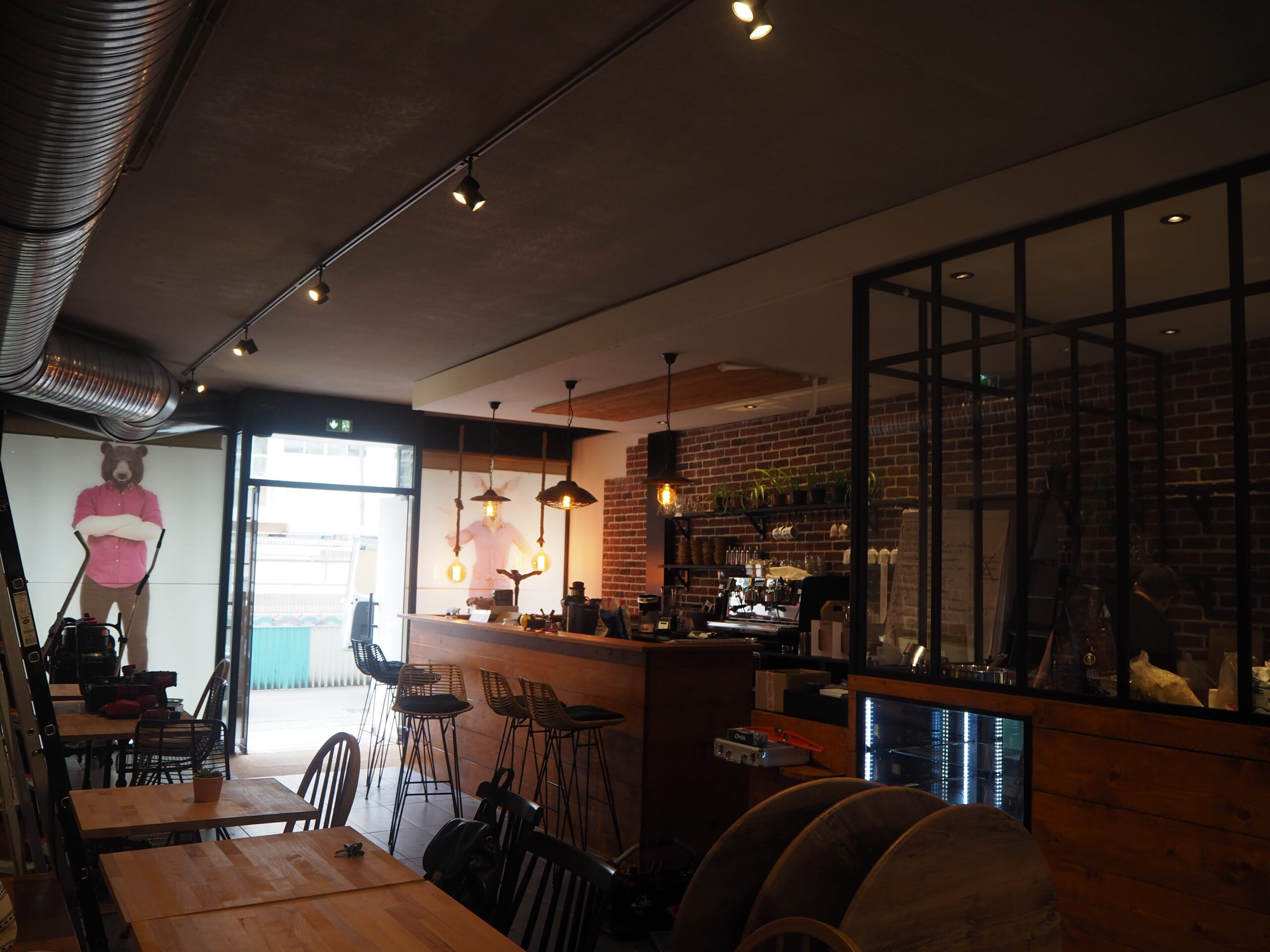 Restaurant du centre-ville de Rennes au style industriel Intérieur d’un restaurant du centre-ville de Rennes, décoré dans un style industriel avec un bar en bois, des murs en briques, des suspensions lumineuses et des tables en bois clair.