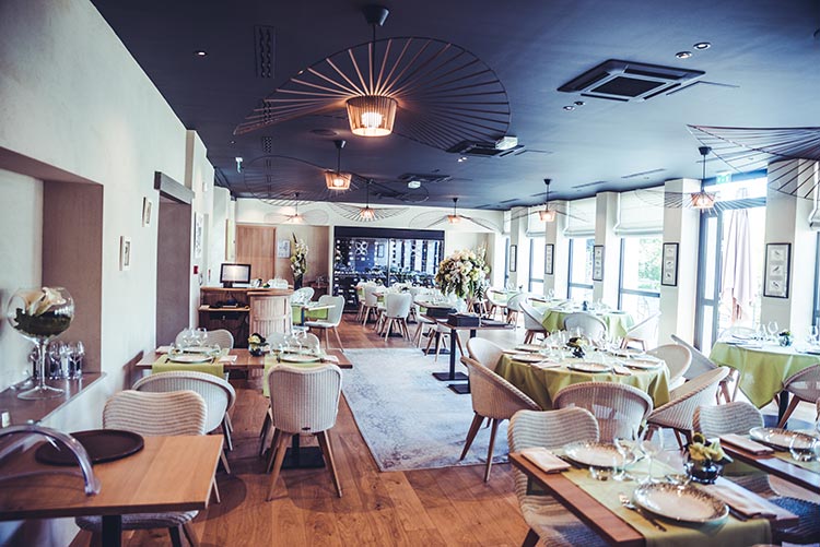 Aménagement final de la salle de restaurant de l’hôtel 4 étoiles à Saint-Malo Vue intérieure d'une salle de restaurant haut de gamme, partie d'un hôtel 4 étoiles à Saint-Malo.