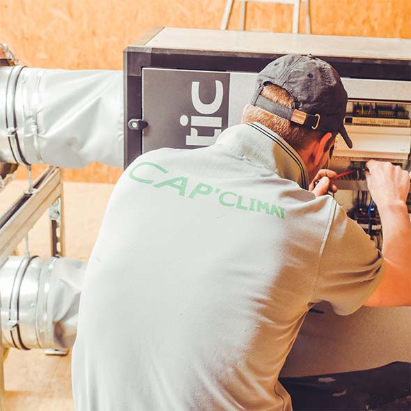 Nettoyage des filtres d'une cassette de climatisation réversible murale lors d'une intervention de maintenance